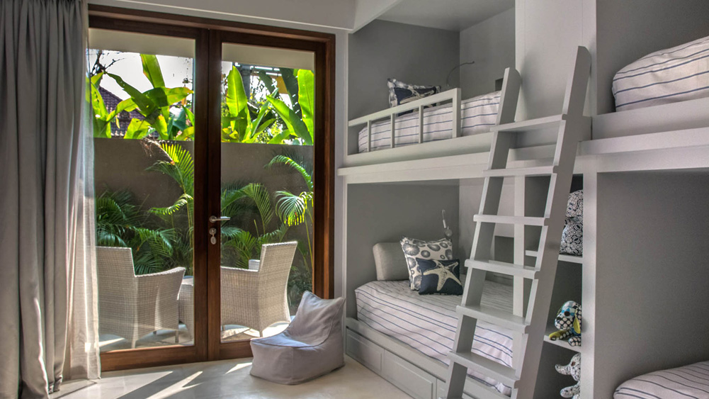 Seseh Beach Villa II - Kids bedroom and terrace